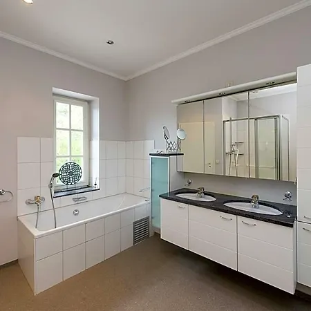 호텔 Castle In With View Heated Pool 3*